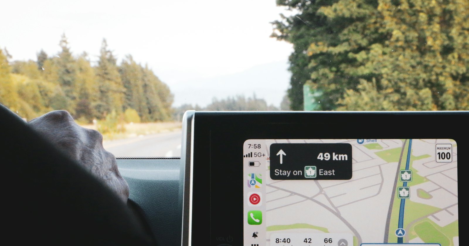 Navigatiescherm toont routeaanwijzingen tijdens autorijden
