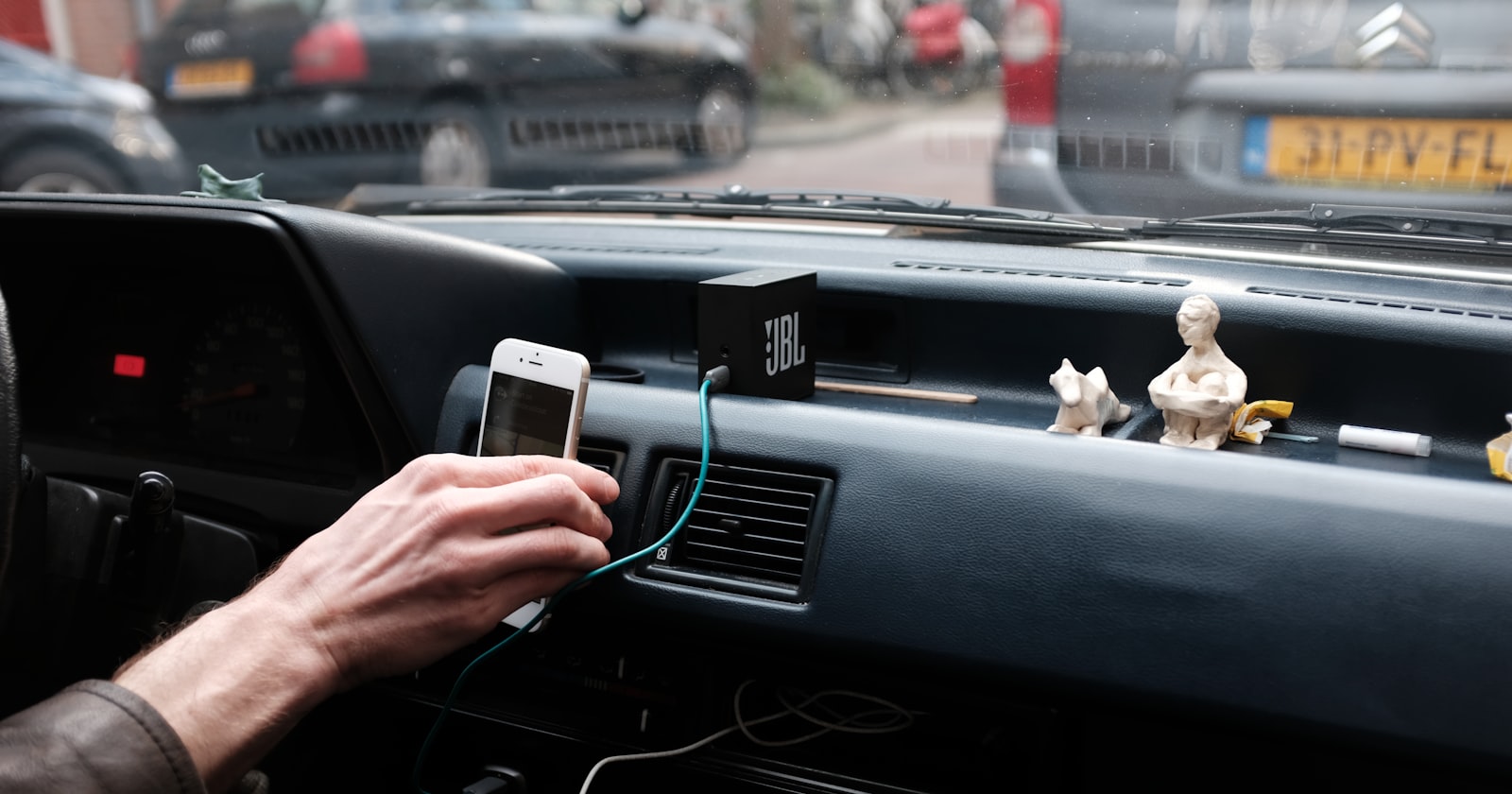 車内でケーブルを接続するiPhone