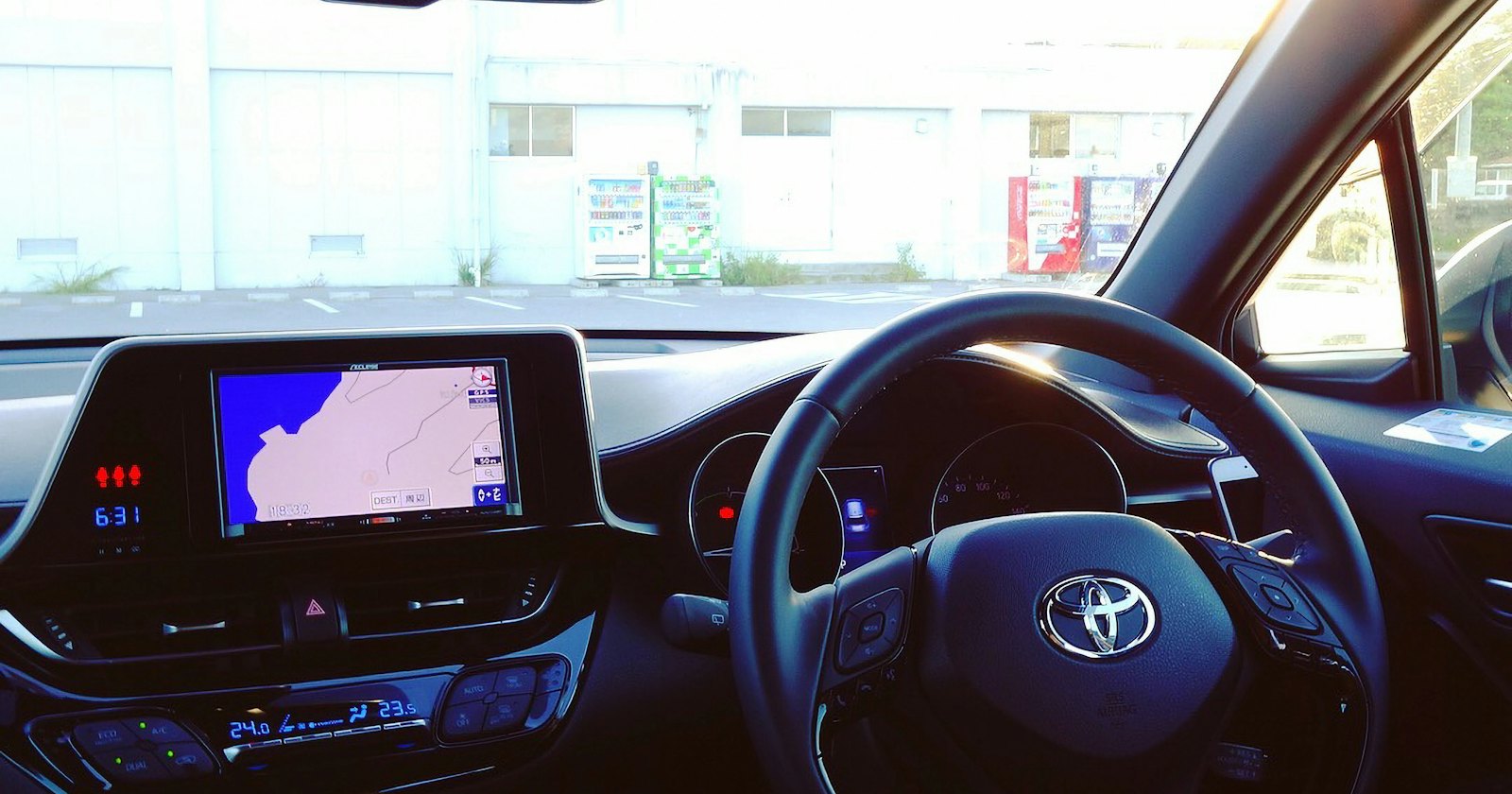 Autoinnenraum mit leuchtender Navigationskarte und Lenkrad