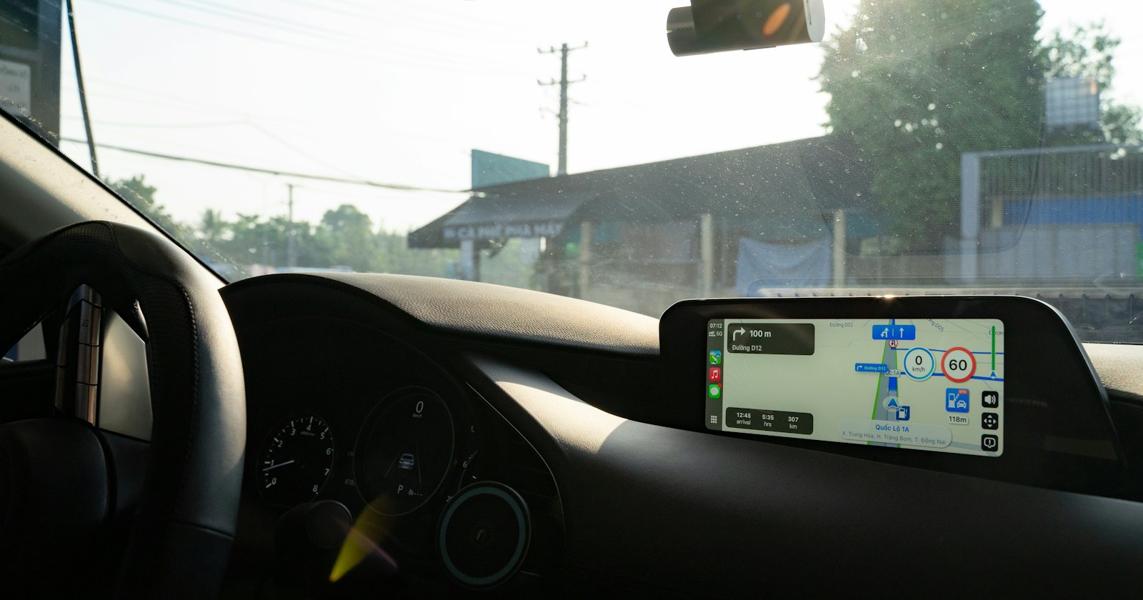 Navigationsdisplay mit Kartenansicht im Fahrzeug