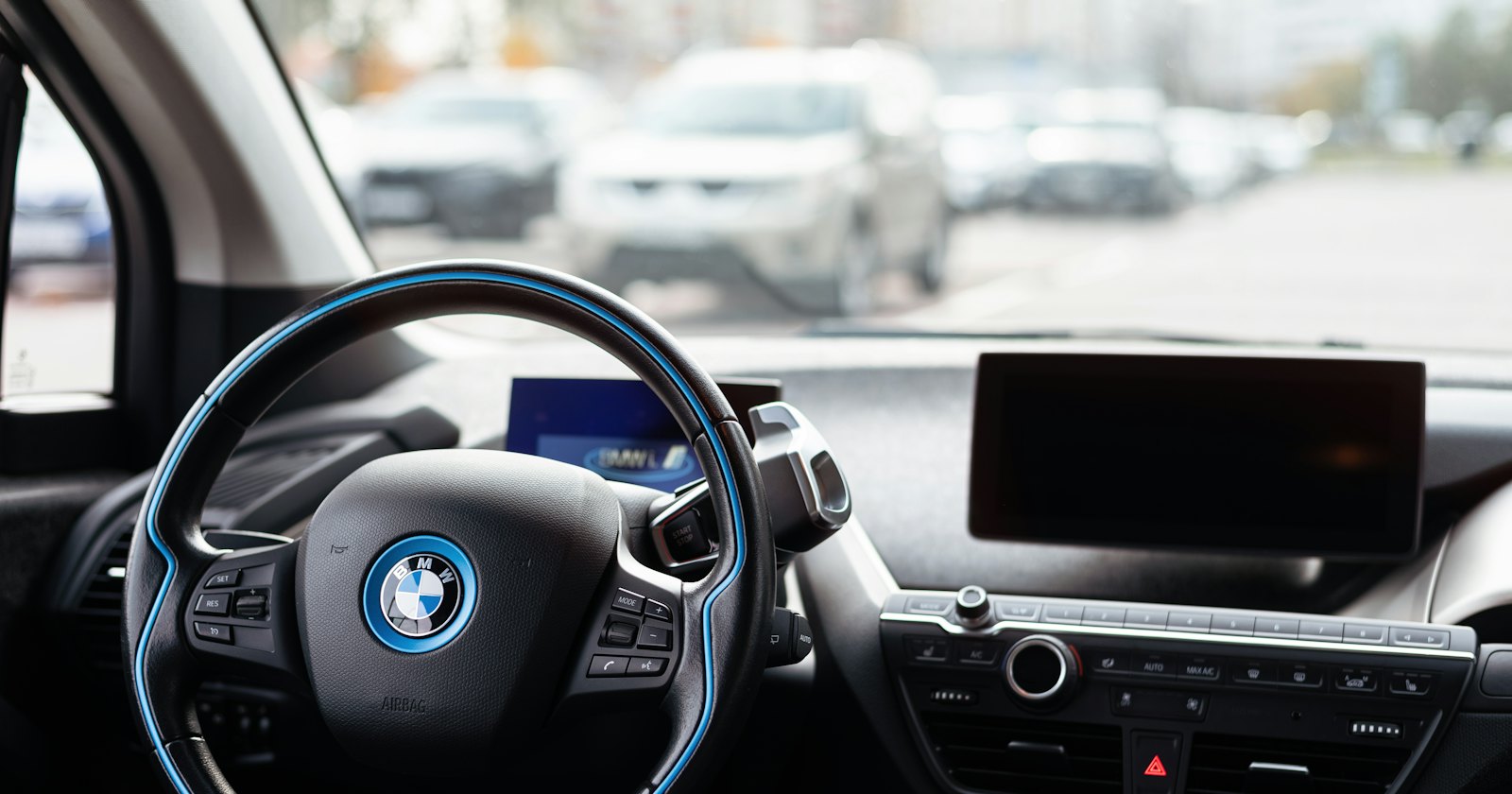 BMW Armaturenbrett mit aktiver CarPlay-Navigation und Lenkrad im Tageslicht