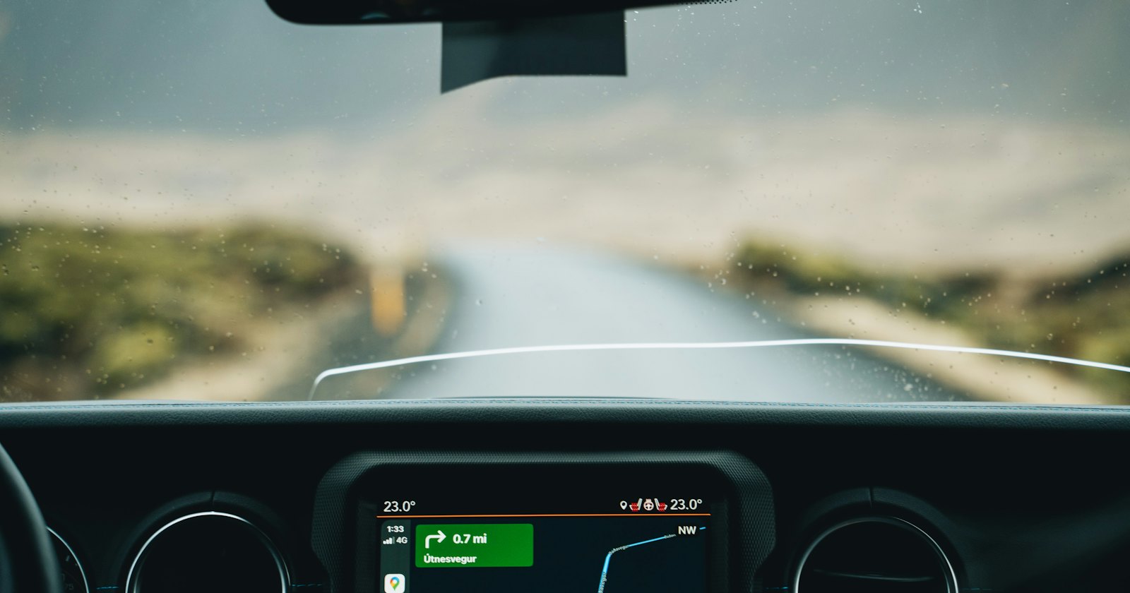 Dashboard van auto met GPS-navigatieapparaat in daglicht