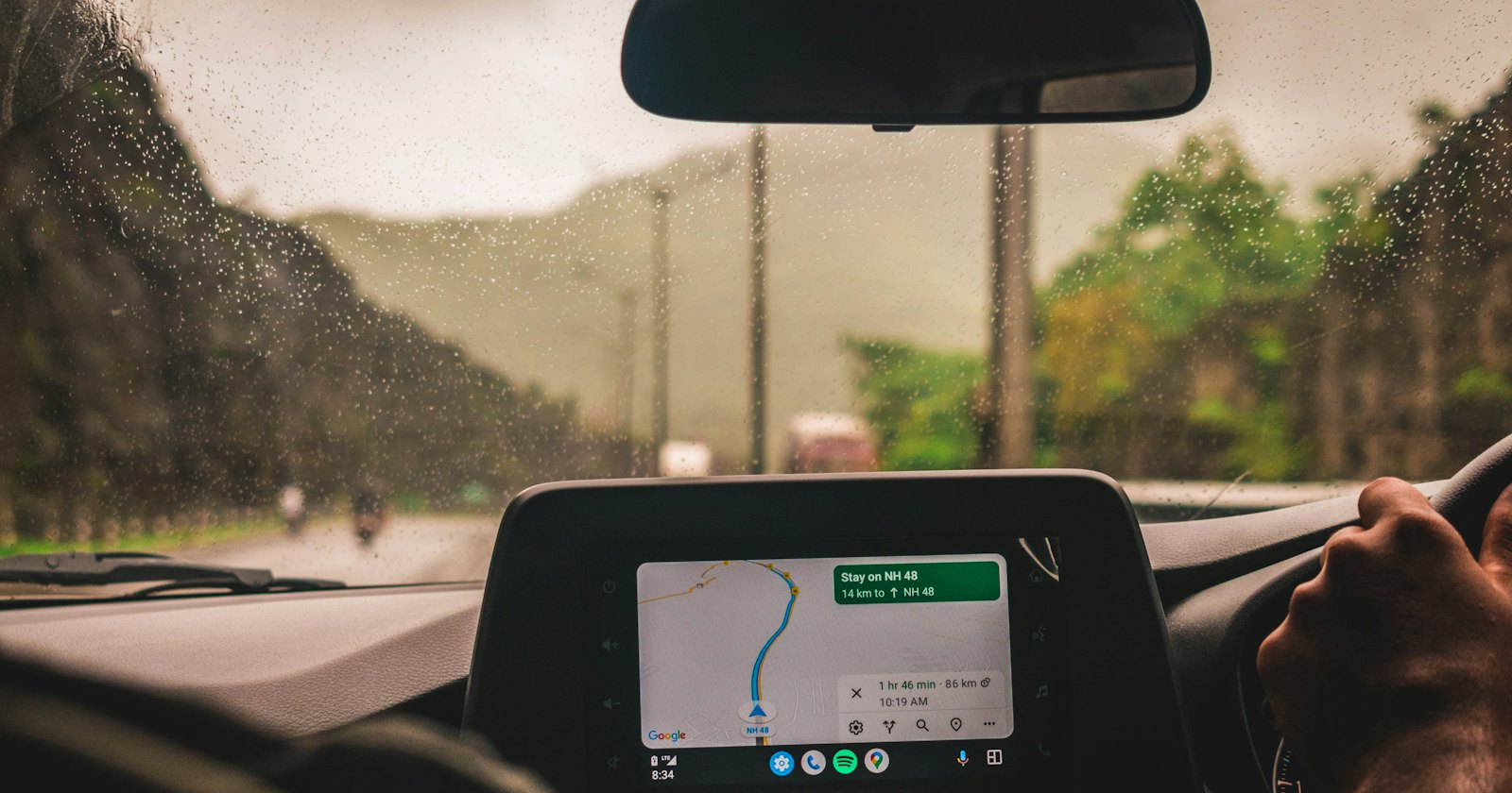Auto op de weg met gps-navigatie op het scherm